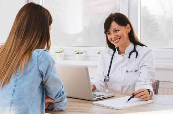 Läkare och patient diskuterar. — Stockfoto