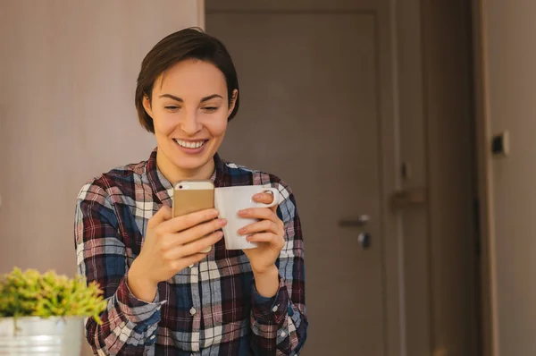 Beautiful girl using smart phone — Stock Photo, Image