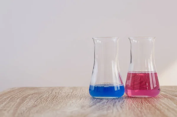 Laboratorieartiklar av glas med vätskor — Stockfoto
