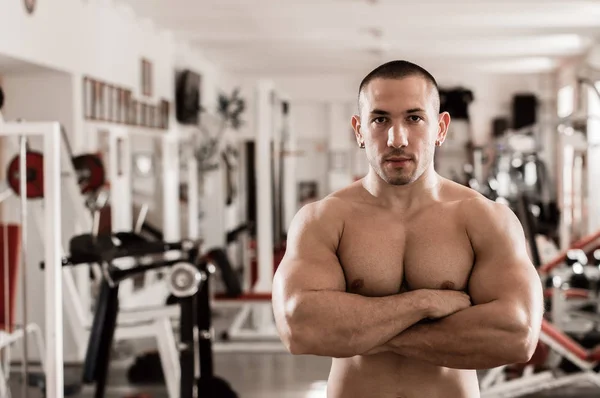 Portret mężczyzny w siłowni — Zdjęcie stockowe