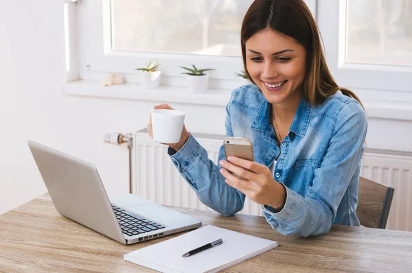 kadın onun metin mesajlarını 