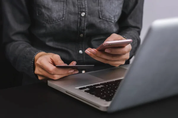 Vrouw betaalt online — Stockfoto