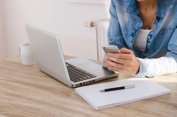  Modern akıllı telefon holding eller.