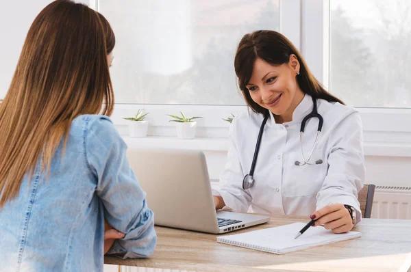 Médico mujer en bata médica. —  Fotos de Stock