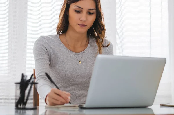 Junge Frau nimmt Notiz Stockfoto