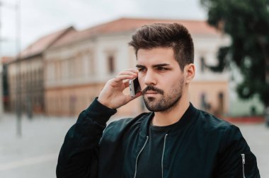 yakışıklı adam cep telefonuyla konuşuyor 