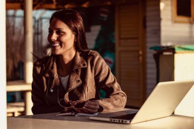 dizüstü bilgisayar ile gülümseyen güzel kadın