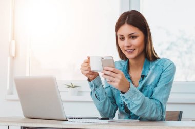 cep telefonu kullanan güzel kız 