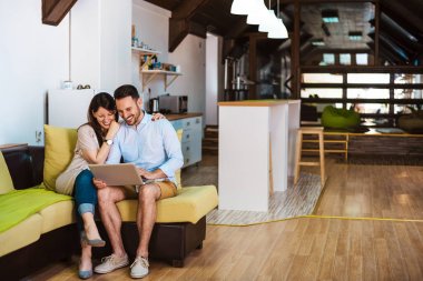 Genç çiftin birlikte rahatlatıcı 