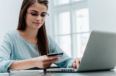 tasarının online ödeme yapmaya kadın 