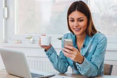 Dizüstü bilgisayarı olan gülümseyen kadın 