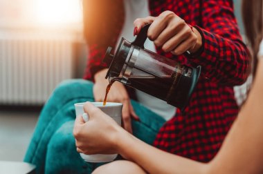 El dökerek kahve kapatmak 