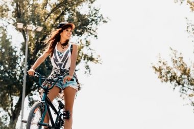 Genç bisikletçi parkta sürme.