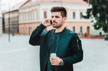 Onun telefonda konuşurken adam s