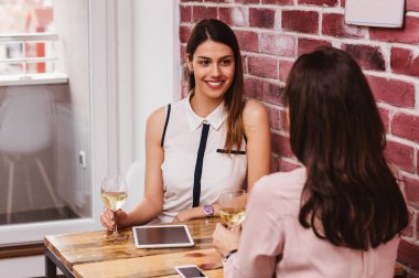 İki kadın birlikte çalışma 