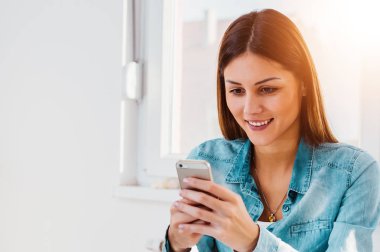 gülümseyen kadın telefonunu kullanma 