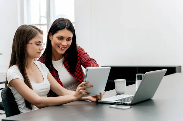 Businesswomen consulting a report together — Stock Photo, Image