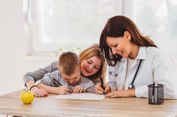 Dokter is het hebben van plezier met kinderen — Stockfoto