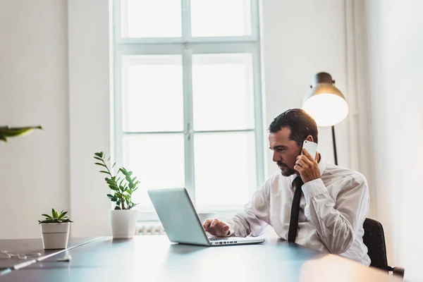 Geschäftsmann telefoniert am Handy — Stockfoto