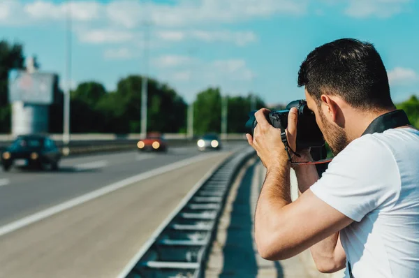 Man photographing cars — Stock Photo, Image