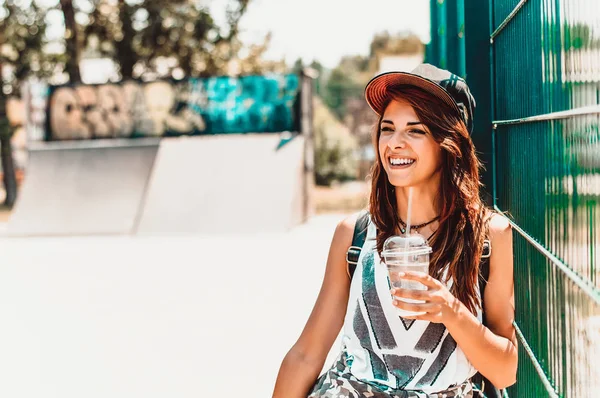 Schöne Frau auf Skatepark — Stockfoto