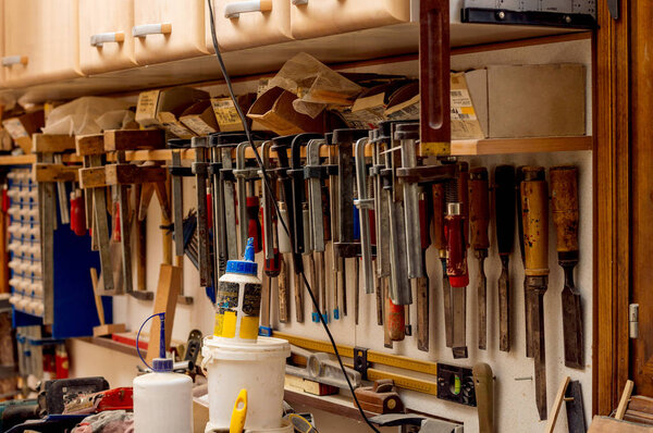 Много разных старых инструментов
 