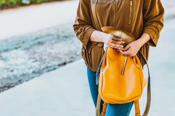 Chica cerrando su bolsa — Foto de Stock