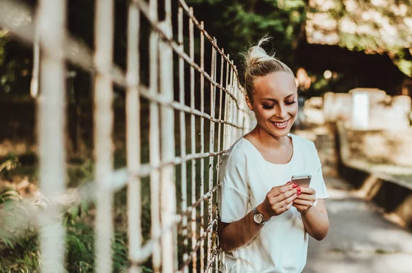 Mujer usando el teléfono al aire libre . — Foto de Stock