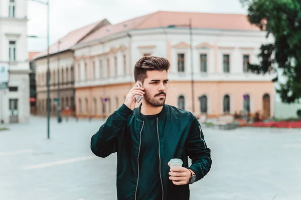 Hombre de negocios guapo hablando por teléfono — Foto de Stock