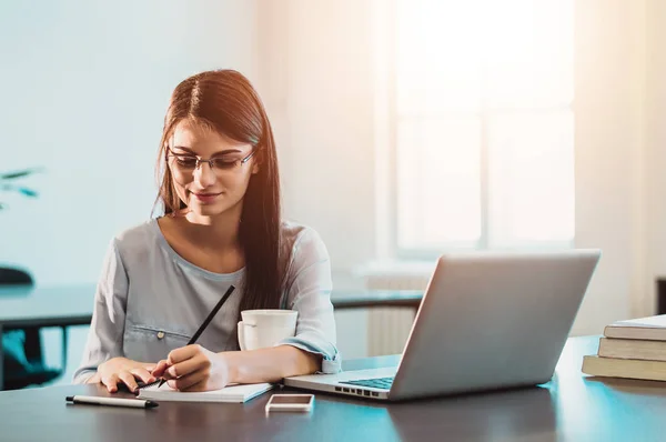 Retrato de mujer de negocios con portátil — Foto de Stock