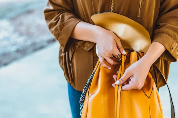 Mochila laranja elegante na mão da mulher . — Fotografia de Stock