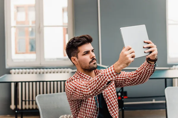 Hombre haciendo videollamada . — Foto de Stock