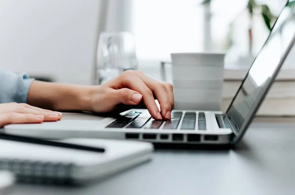 Kvinnans händer att skriva på laptop — Stockfoto