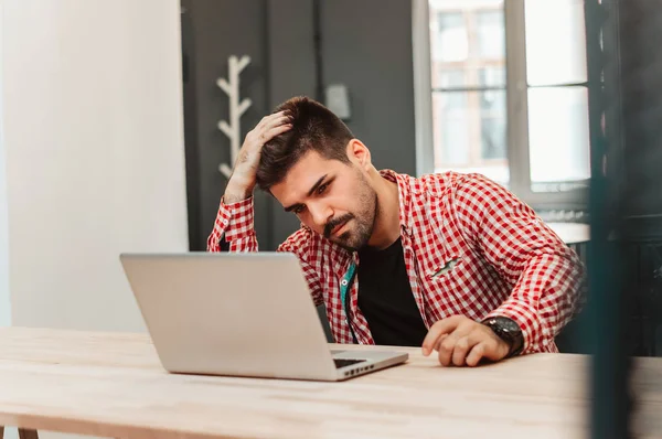 Hombre de negocios frustrado sentado en el escritorio — Foto de Stock