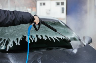 Basınç su kullanarak araba Temizleme.