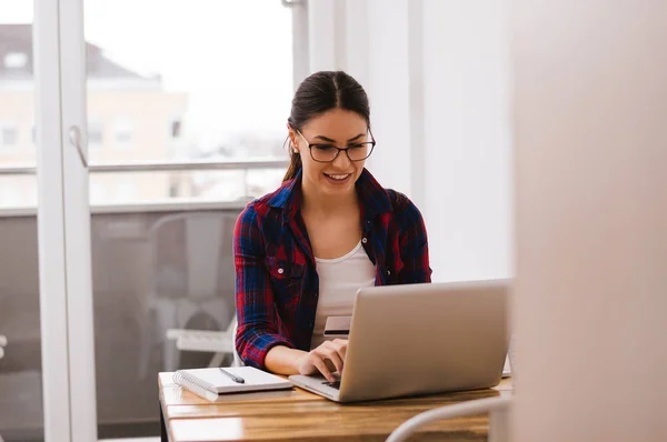 Menina compras online — Fotografia de Stock