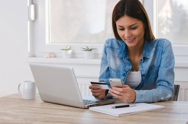 Menina bonita comprando curso online — Fotografia de Stock