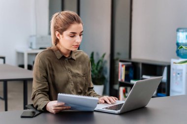 belgeler arayan genç iş kadını