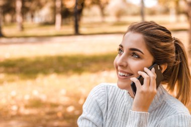 cep telefonunda sarışın kadın 