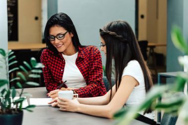 ofiste kadın stajyer.