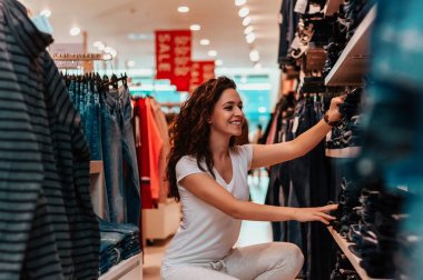 gülümseyen kadın kot pantolon seçimi 
