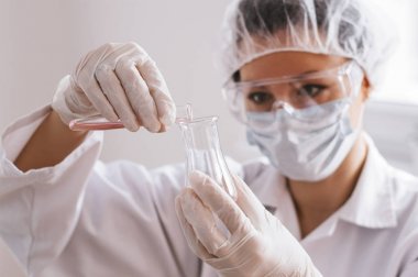 Laboratuvarda çalışan araştırmacı 