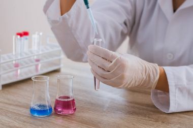 test tüpü ile genç bilim adamı