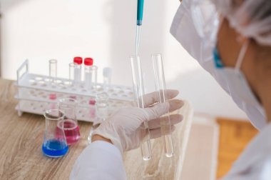 Elektronik pipet kullanarak doktor