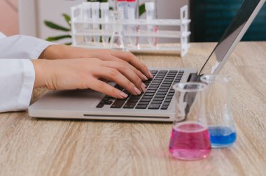 Laboratuarda yazarak eller.