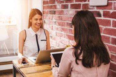 Kadın arkadaşları birlikte çalışma 