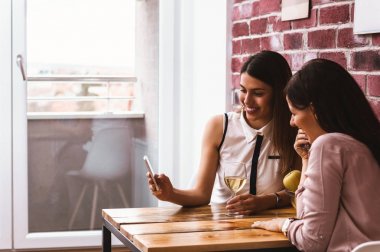 cep telefonu görünümlü genç kadınlar