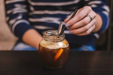 eller ve yenilemeyi buzlu kahve