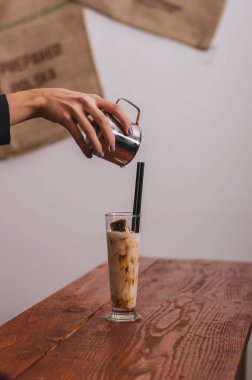 Yapabileceğim bir şey dökülen süt kahve yapma. 