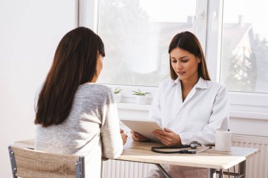 Doktor hastanın raporu hakkında konuşmak 